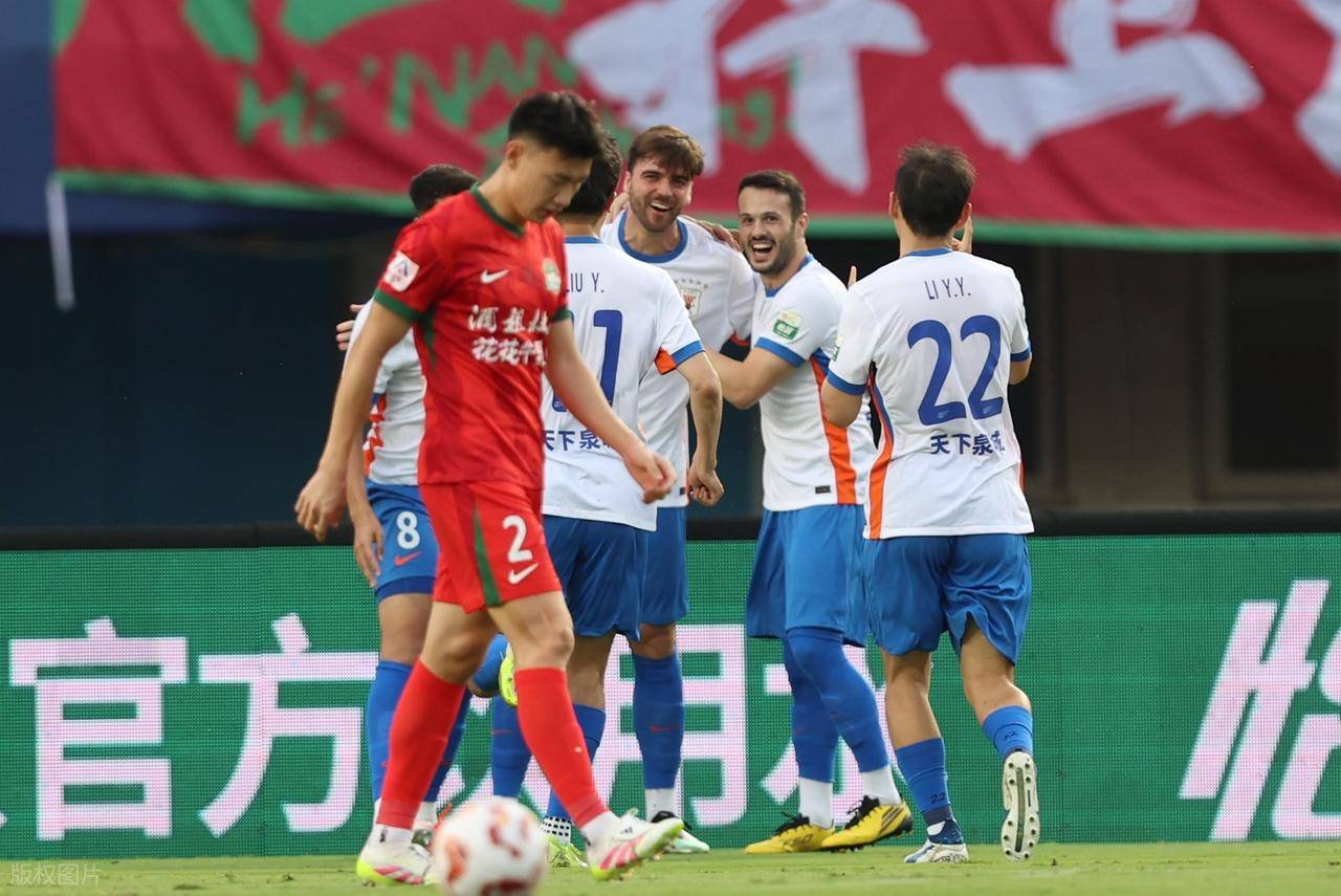 2球领先被追平！中超-泽卡双响彭欣力染红泰山2-2河南