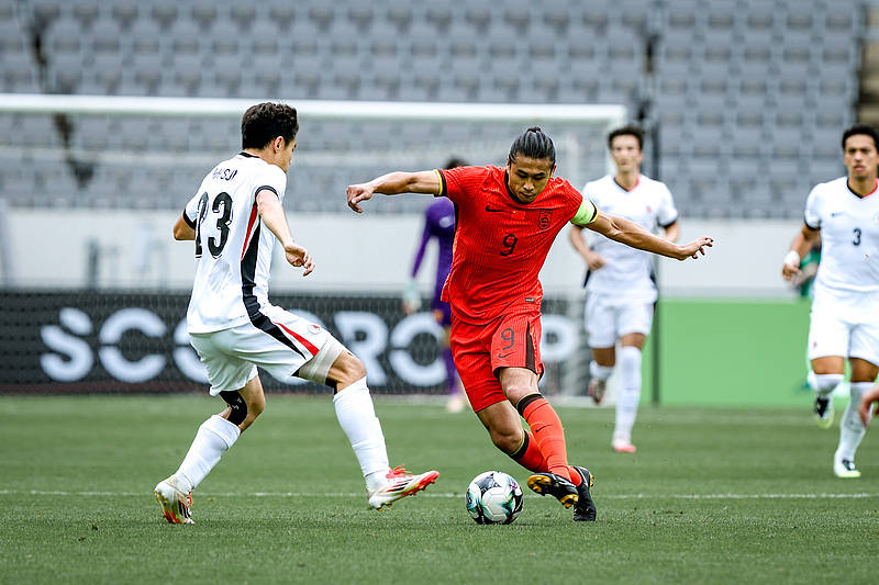 包含东亚杯-黄政宇首球国足两中框1-0中国香港的词条