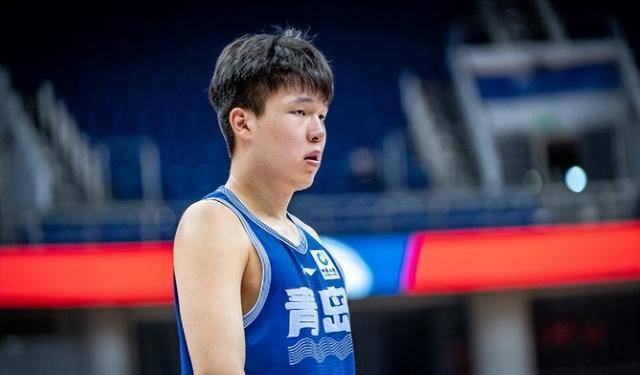 杨瀚森高位策应传球失误被换下，双手掩面略显沮丧