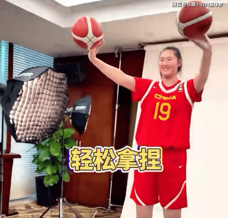 FIBA发布中国女篮写真张子宇韩旭搞怪